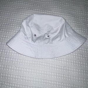 white bucket hat🤍